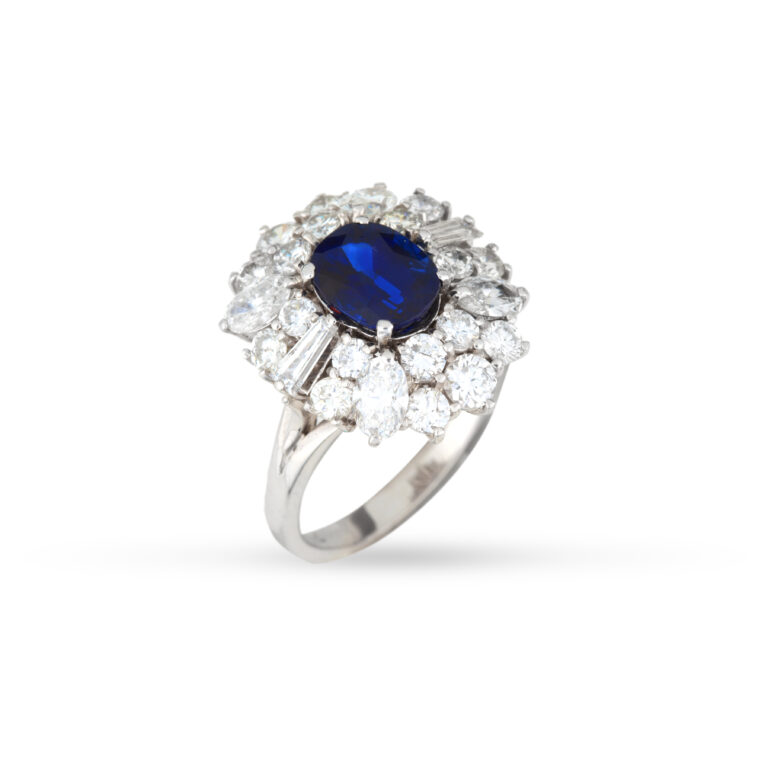 One-of-a-kind εντυπωσιακό δαχτυλίδι ροζέτα σε λευκό χρυσό Κ18 με ένα οβάλ μπλε ζαφείρι
