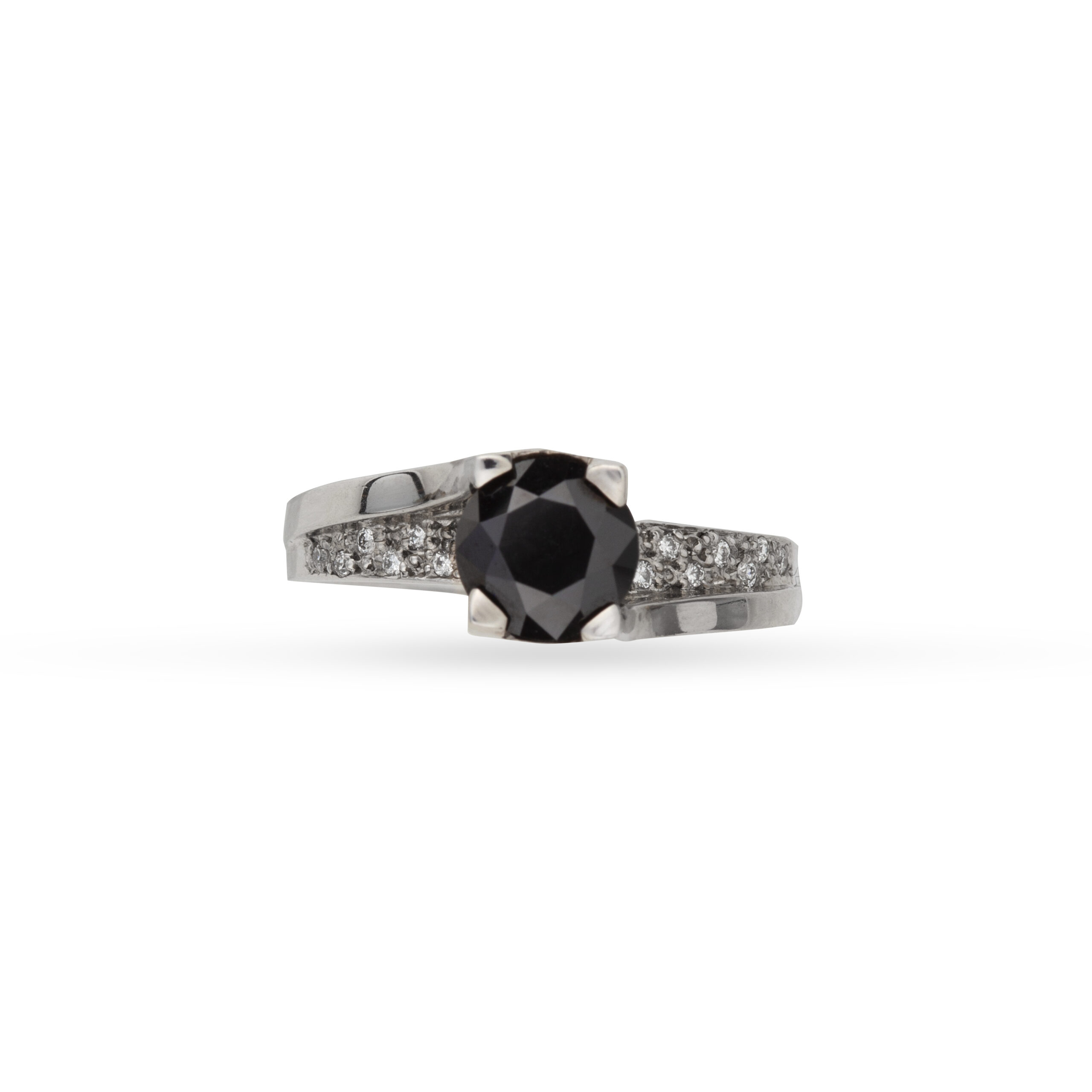 Εντυπωσιακό μονόπετρο δαχτυλίδι από λευκόχρυσο Κ18 με ένα μαύρο στρογγυλό διαμάντι μπριγιάν