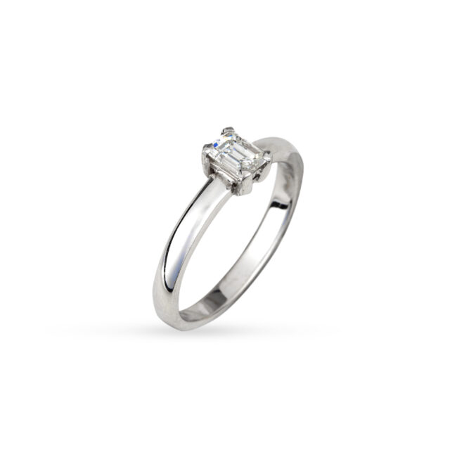 Κομψό μονόπετρο δαχτυλίδι σε λευκόχρυσο Κ18, με ένα emerald-cut διαμάντι βάρους 0,47ct.