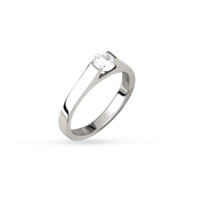 μονόπετρο δαχτυλίδι απο λευκόχρυσο Κ18 με ένα στρογγυλο διαμάντι μπριγιάν βάρους 0.46ct σε ιδιαίτερο δέσιμο που αφήνει ολόκληρη την πέτρα ορατή.