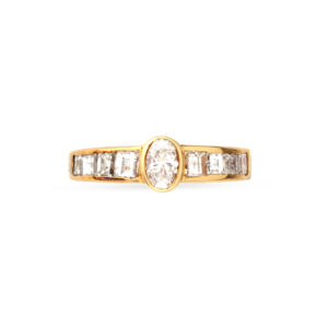 δαχτυλίδι σε κίτρινο χρυσό Κ18, με ένα οβάλ διαμάντι μπριγιάν και οκτώ διαμάντια καρέ κλιμακωτής κοπής συνολικού βάρους 1,53ct.