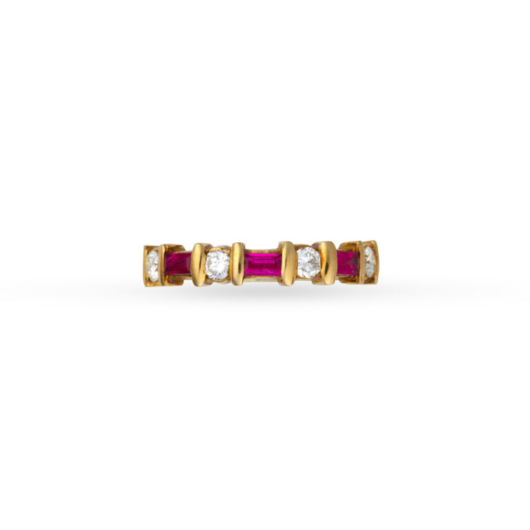 Δαχτυλίδι σε κίτρινο χρυσό Κ18 με baguette-cut ρουμπίνια και στρογγυλά διαμάντια μπριγιάν