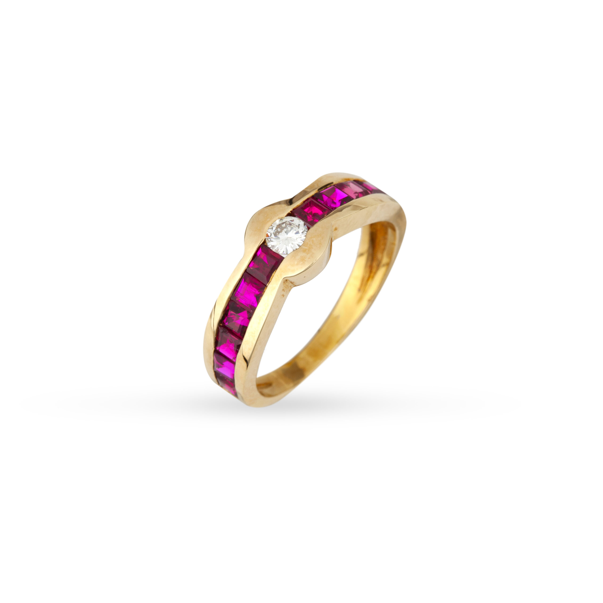 Μοντέρνο δαχτυλίδι με ένα στρογγυλό διαμάντι μπριγιάν και εξαιρετικής ποιότητας ρουμπίνι