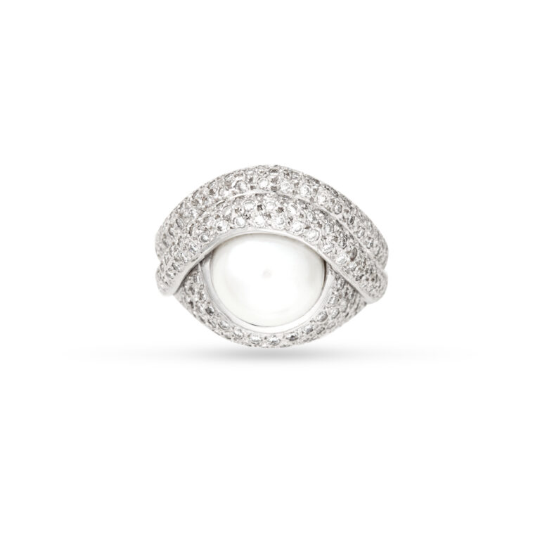 εντυπωσιακό δαχτυλίδι σε λευκό χρυσό και στρογγυλά διαμάντια μπριγιάν