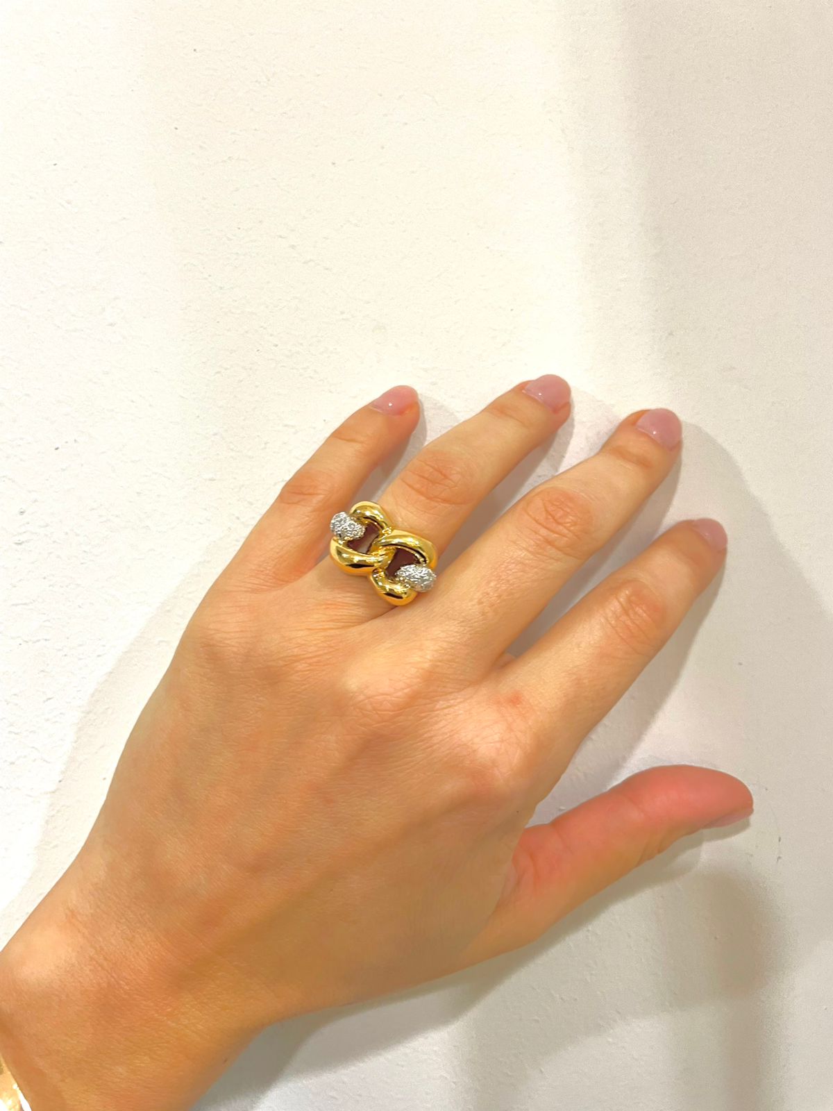 Δαχτυλίδι σε συνδυασμό κίτρινου και λευκού χρυσού Κ18 με σχήμα δυο κρίκων αλυσίδας και στρογγυλά διαμάντια μπριγιαν_01