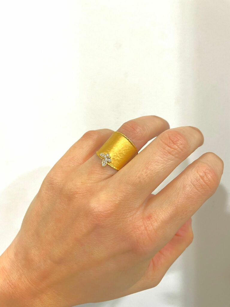 Χειροποίητο δαχτυλίδι απο κίτρινο χρυσό Κ18 με ματ σφυρήλατο φινίρισμα και λεπτομέρεια σε σχήμα πεταλούδας