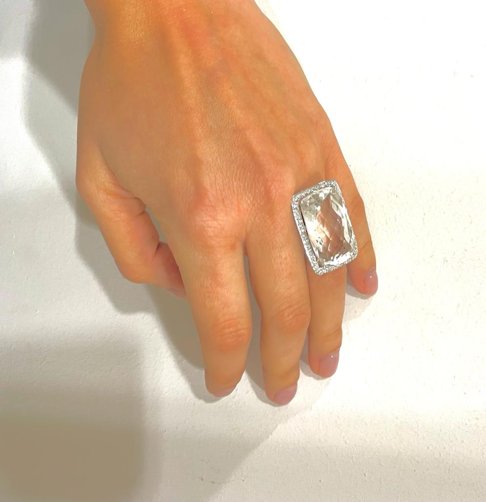 υπωσιακό δαχτυλίδι σε λευκό χρυσό Κ18 με ένα cushion-shape briolette