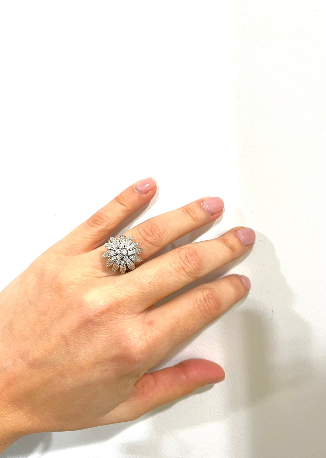 Μοναδικό χειροποίητο δαχτυλίδι σε λευκό χρυσό Κ18 με στρογγυλά διαμάντια μπριγιάν βάρους 1,00ct