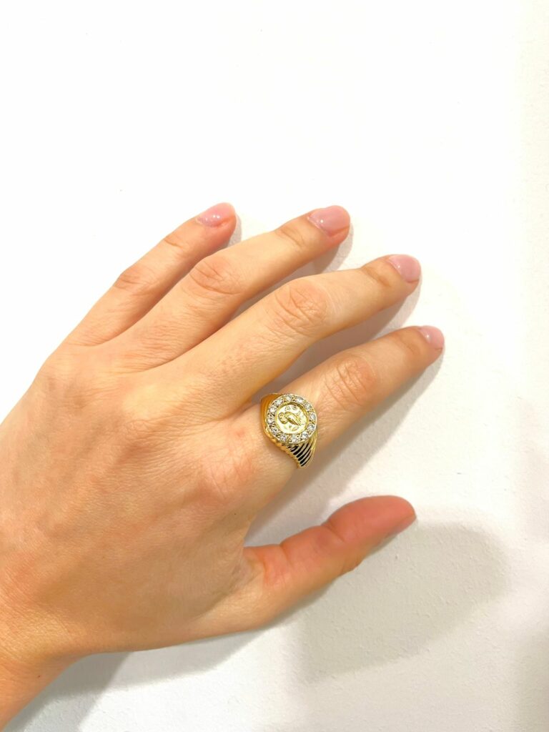 Δαχτυλίδι σε κίτρινο χρυσό Κ18 με ριγέ φινίρισμα και στρογγυλά διαμάντια μπριγιάν