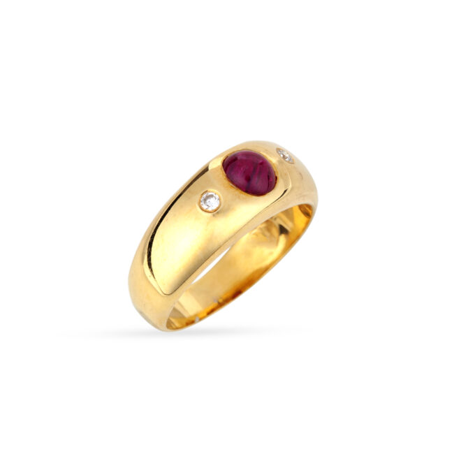 Ανδρικό δαχτυλίδι απο κίτρινο χρυσό Κ18 με γυαλιστερό φινίρισμα, ένα οβάλ cabochon ρουμπίνι και στρογγυλά διαμάντια μπριγιάν