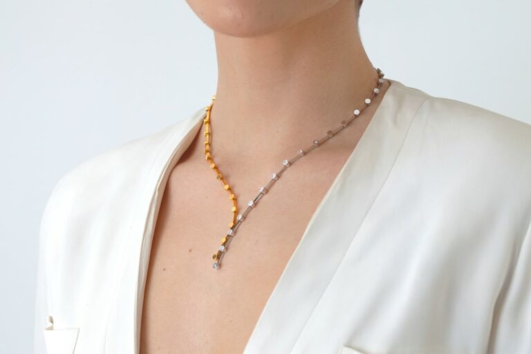 Κομψό Υ-Περιδέραιο σε συνδυασμό λευκού και κίτρινου χρυσού Κ18 με λουστρέ φινίρισμα και στρογγυλά διαμάντια μπριγιάν βάρους 0.28ct station necklace