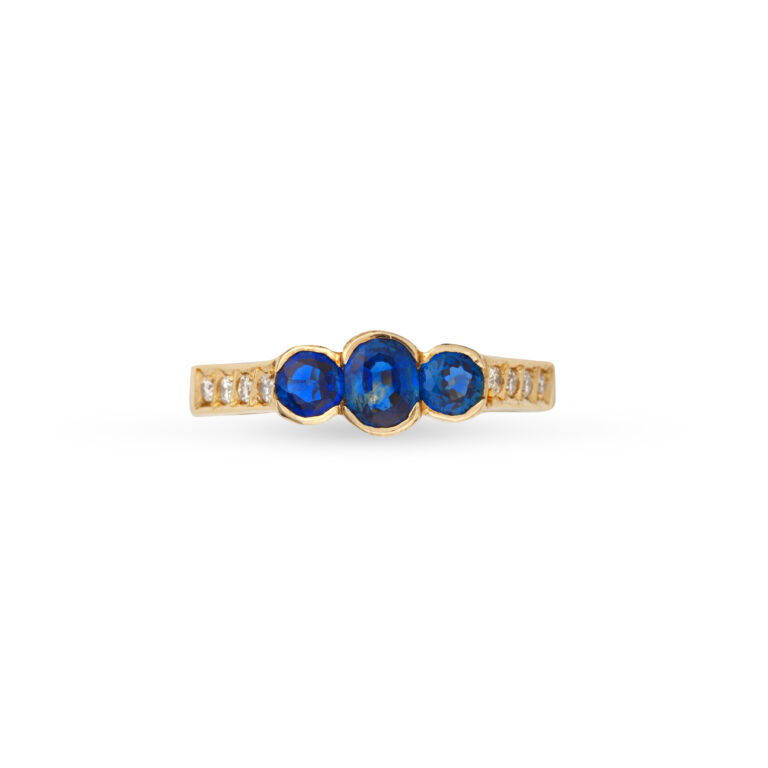 Όμορφο δαχτυλίδι σε στυλ σειρέ από κίτρινο χρυσό Κ18, με δυο στρογγυλά και ένα οβάλ ζαφείρι σε σκούρο μπλε χρώμα και στρογγυλά διαμάντια μπριγιάν