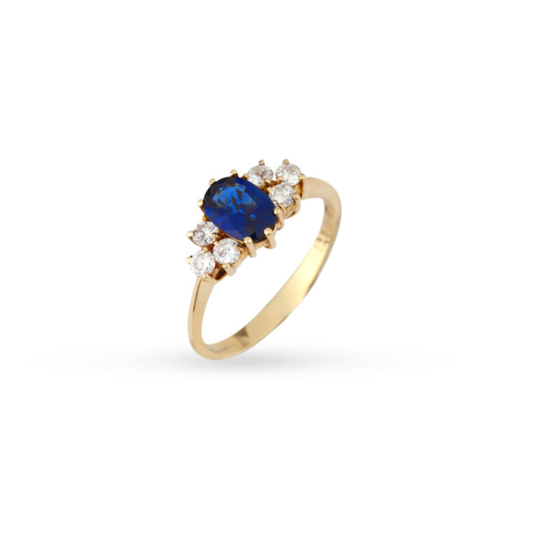 Κομψό δαχτυλίδι από κίτρινο χρυσό Κ18 με ένα σκούρο μπλε οβάλ ζαφείρι και στρογγυλά διαμάντια μπριγιάν