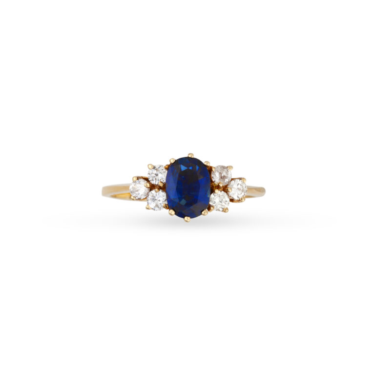 Κομψό δαχτυλίδι από κίτρινο χρυσό Κ18 με ένα σκούρο μπλε οβάλ ζαφείρι