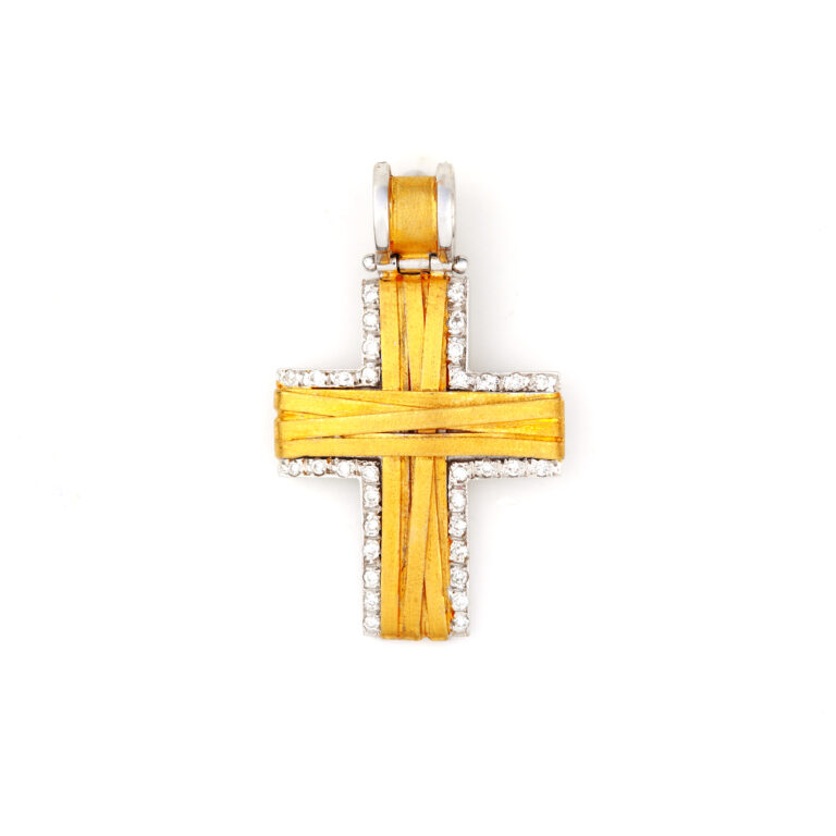 σταυρός σε συνδυασμό κίτρινου και λευκού χρυσού Κ18 με λουστρέ και σαγρέ φινίρισμα και στρογγυλά διαμάντια μπριγιάν