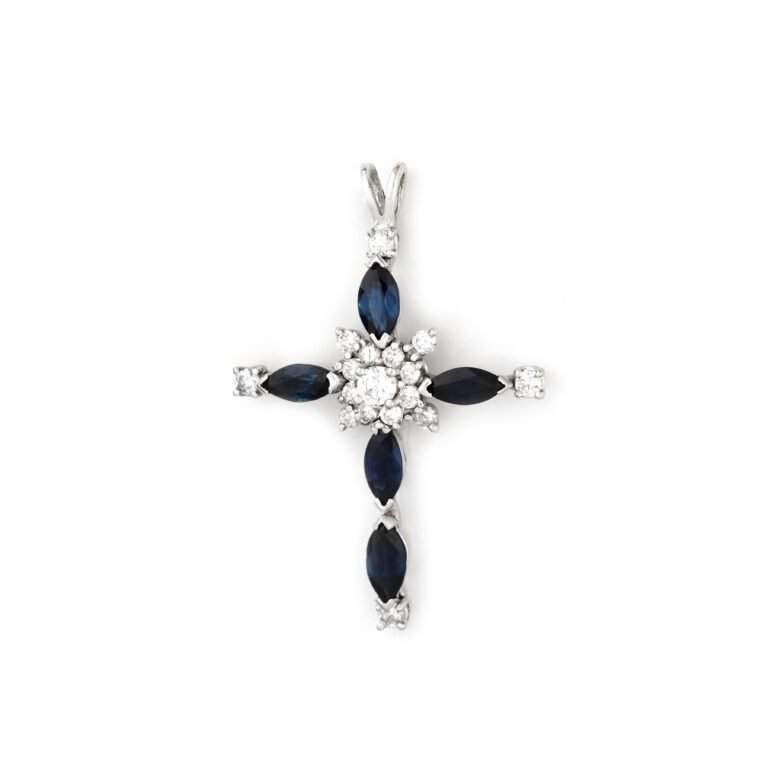 σταυρός σε λευκό χρυσό Κ18 με στρογγυλά διαμάντια μπριγιάν βάρους 1,02ct και marquise-cut μπλε ζαφείρια βάρους 1,73ct