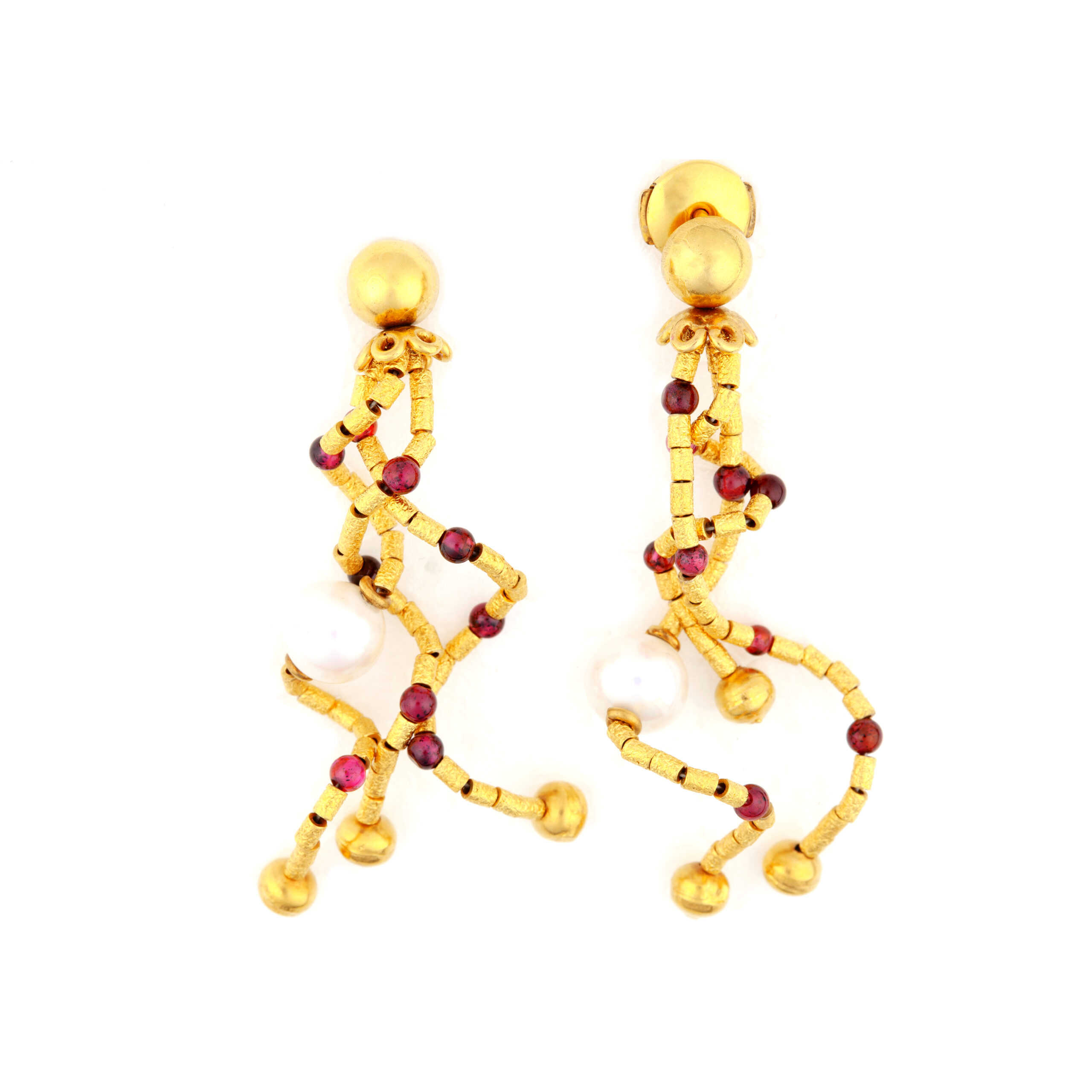 Κρεμαστά σκουλαρίκια από κίτρινο χρυσό Κ18 με σαγρέ φινίρισμα, κόκκινους σφαιρικούς γρανάτες και λευκά μαργαριτάρια