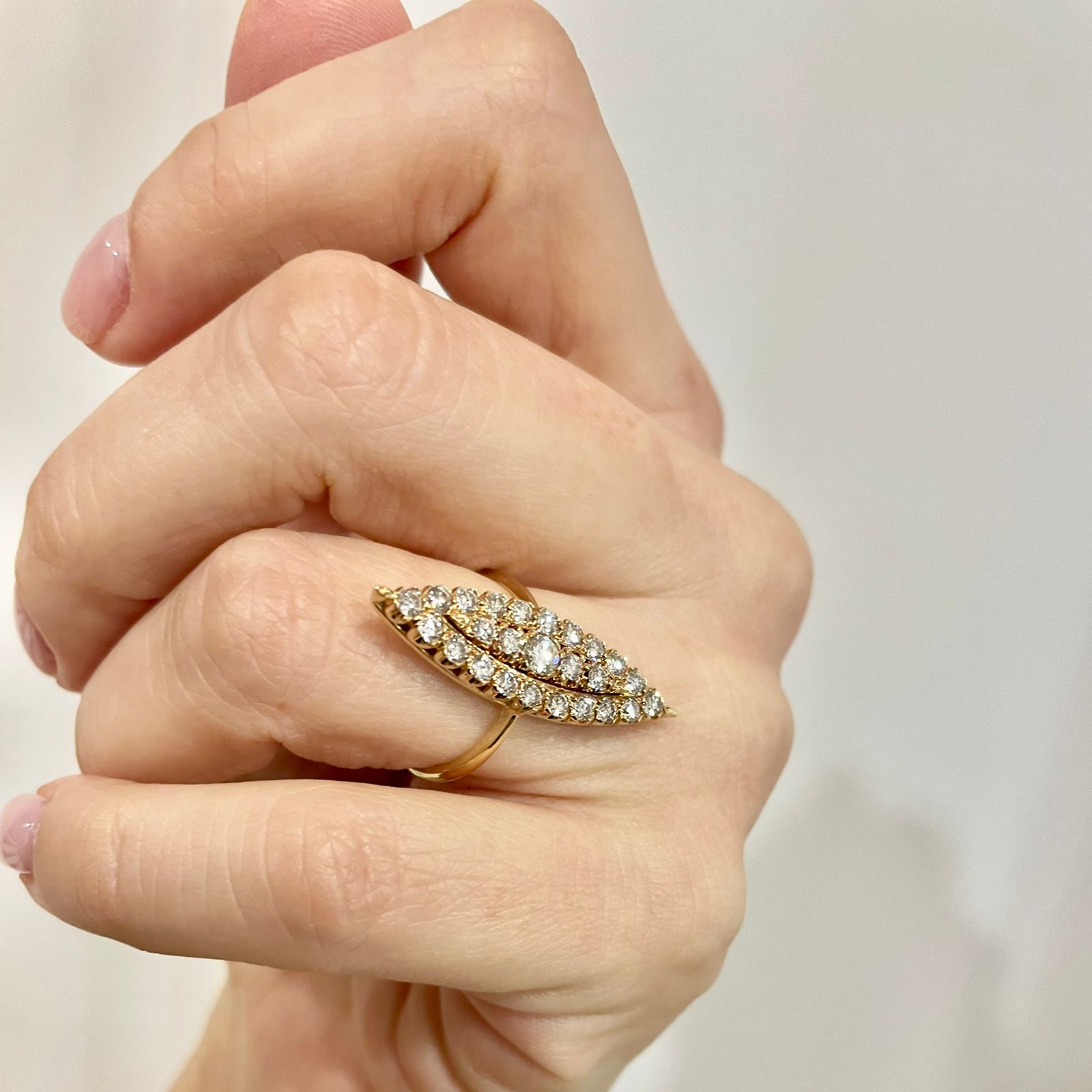 Κλασσικό και υπέρκοψο δαχτυλίδι από χρυσό Κ18 σε σχήμα σαΐτας με στρογγυλά διαμάντια μπριγιάν βάρους 1.17ct_01