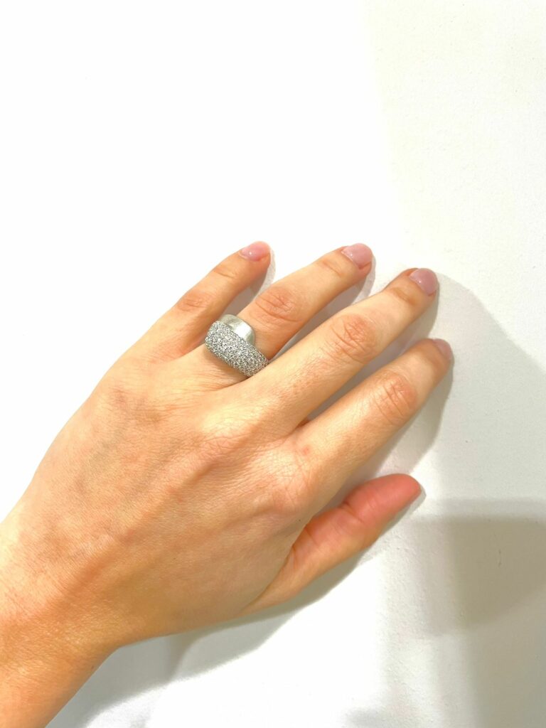 Φαρδύ μοντέρνο δαχτυλίδι από λευκό χρυσό Κ18 με λουστρέ και σαγρέ φινίρισμα και στρογγυλά διαμάντια μπριγιάν βάρους 1,02ct